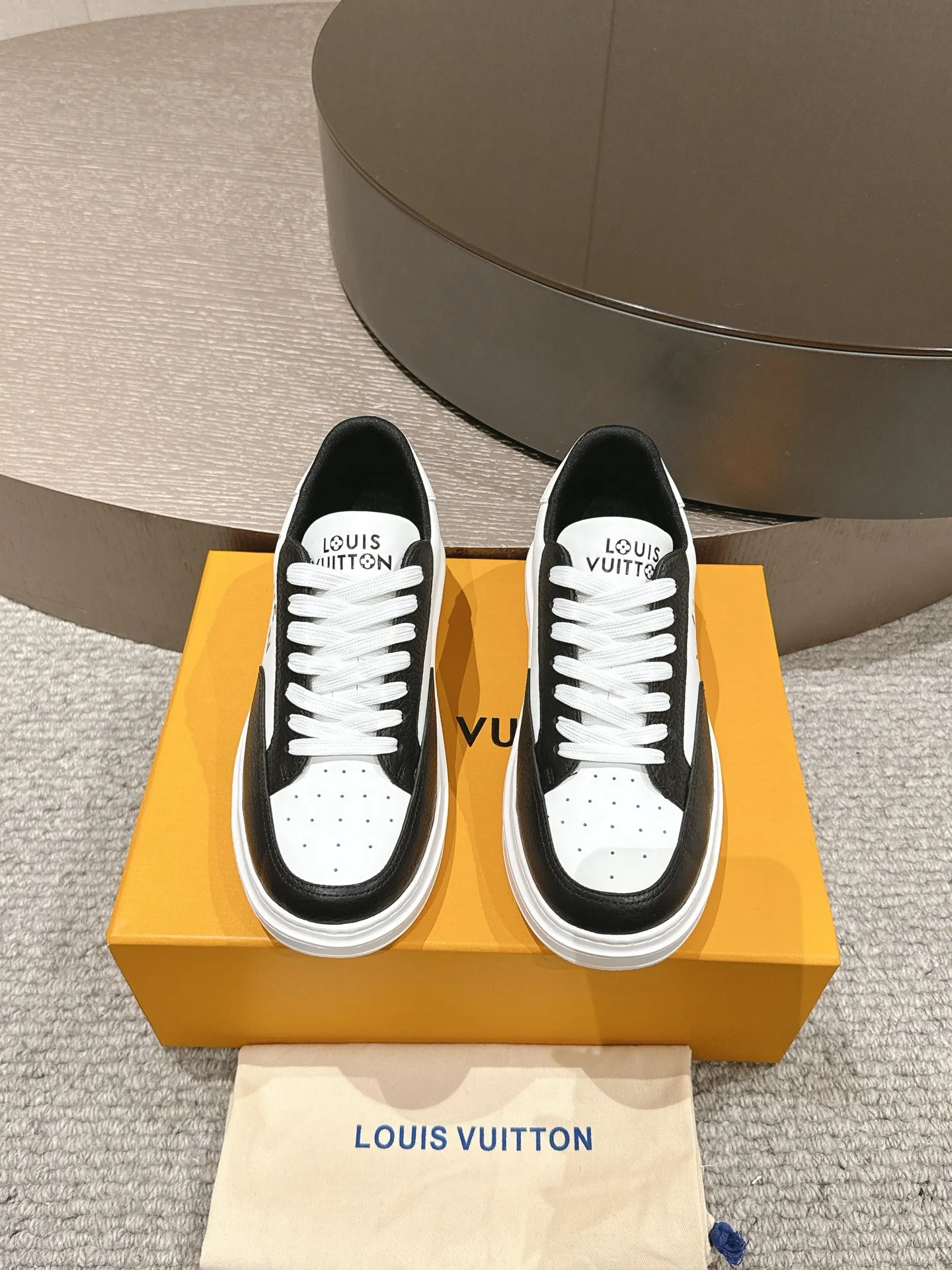 👟👟Ex-factory price 680👟👟 LV25 new style white shoes, best-selling model in the counter window, very three-dimensional and beautiful! Personalized printing, three-dimensional printed cowhide fabric...cowhide feet...original 4cm thick sole...Logo hot stamping, matching packaging, code number: 37-44 (45 customized, non-refundable)